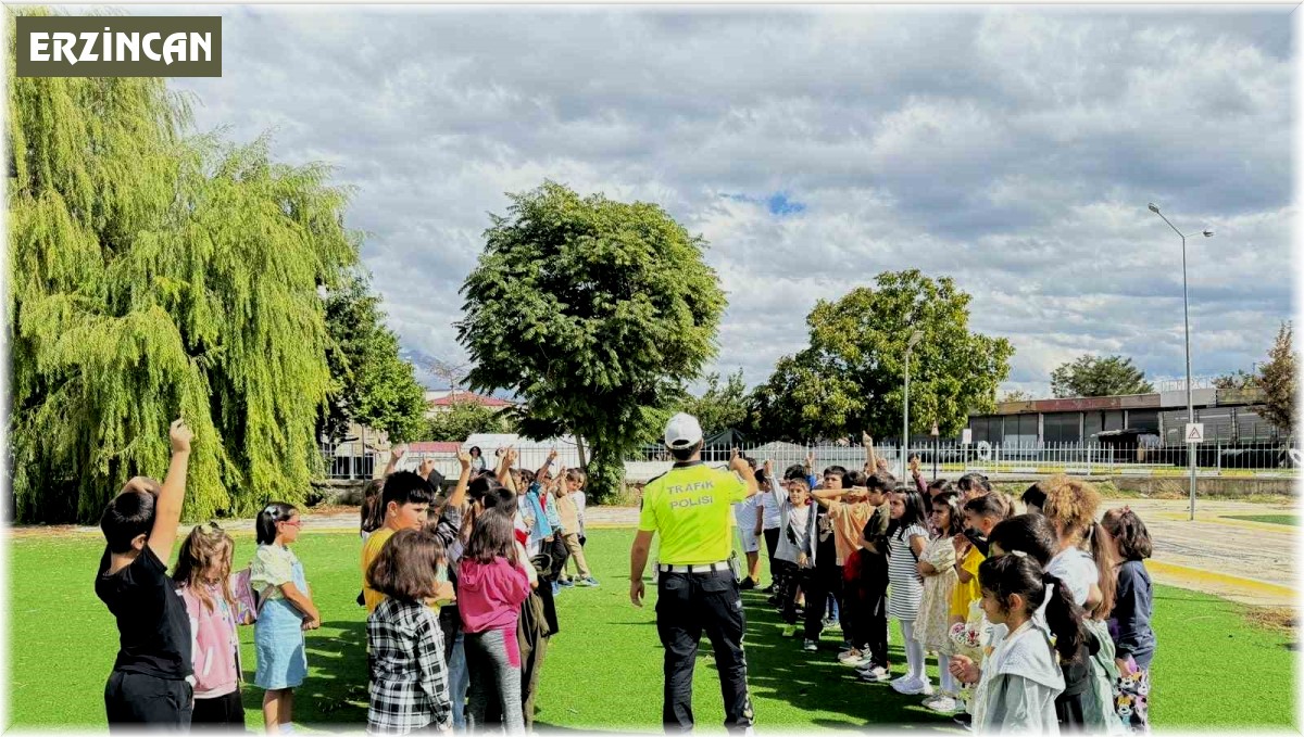 Erzincan'da çocuklara oyunlarla trafik eğitimi verildi