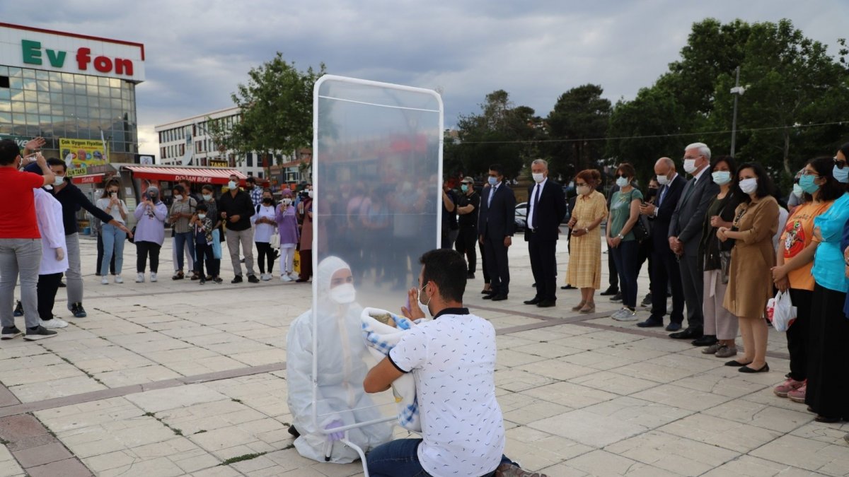 Erzincan'da "Covid 19'da Hemşirelik" adlı sokak tiyatrosu düzenlendi