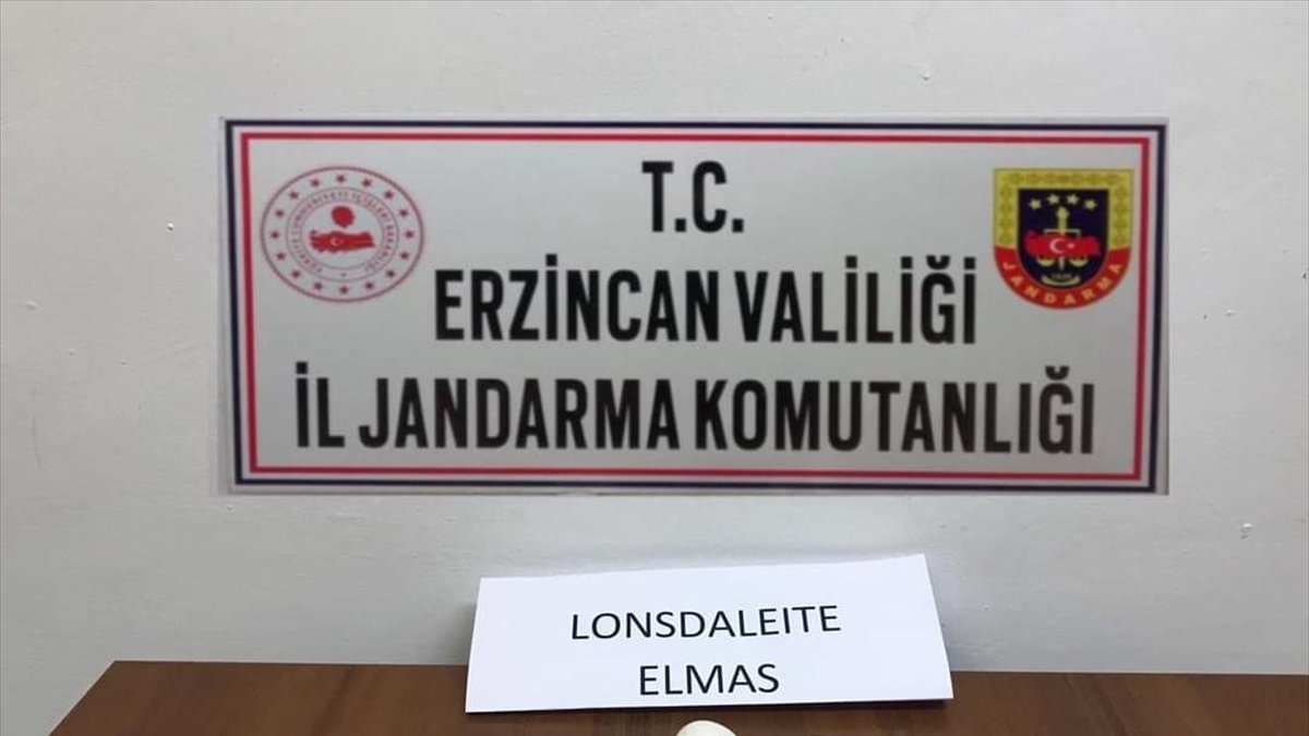 Erzincan'da değerli madeni taşları satmaya çalışan 10 kişi gözaltına alındı