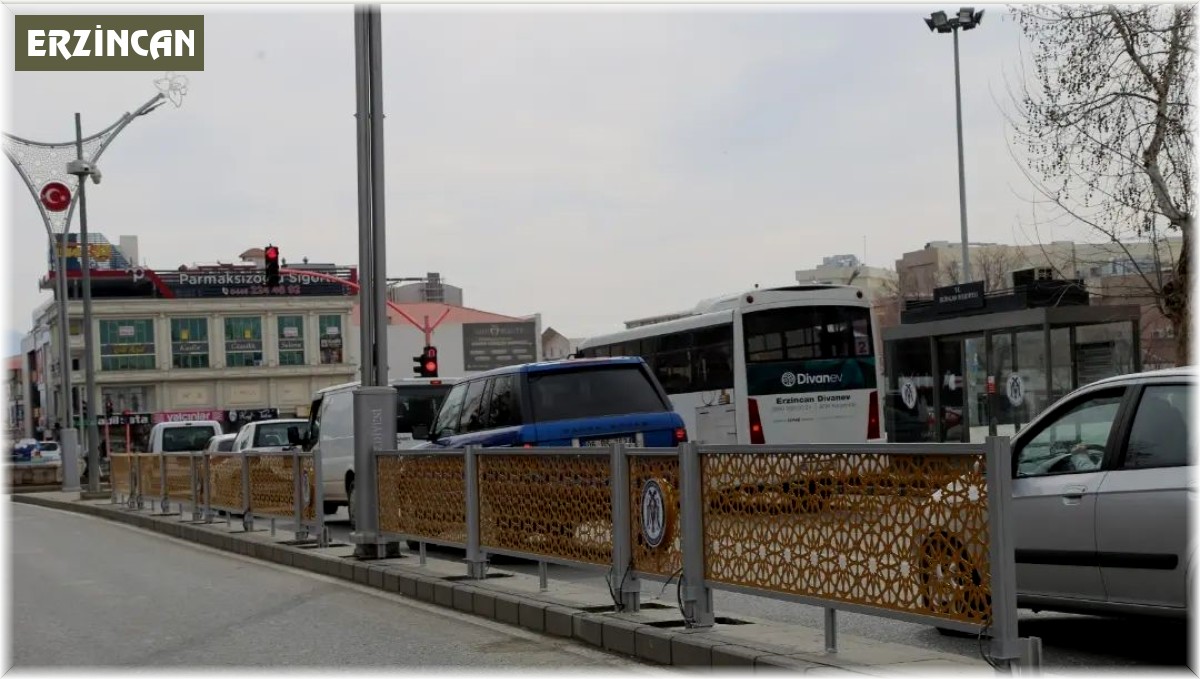 Erzincan'da dekoratif refüj bariyer yapım çalışması