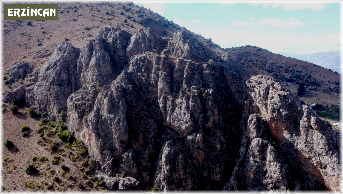 Erzincan'da devasa kayalık üzerindeki kalenin tarihi Tunç Çağı'na dayanıyor