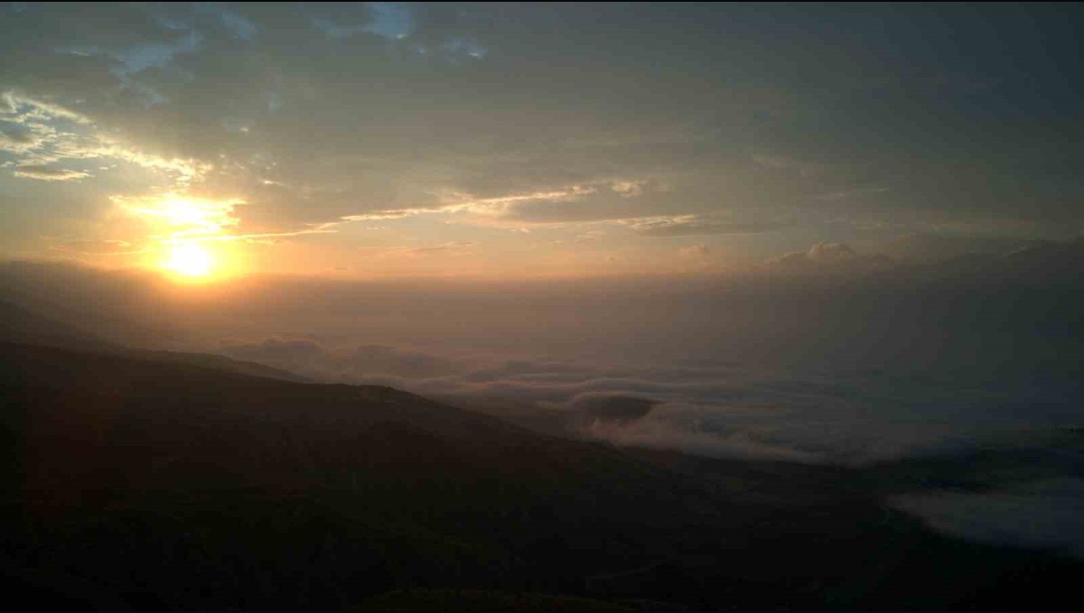Erzincan'da doğanın muhteşem gösterisi: Sis dağların eteklerine vurdu