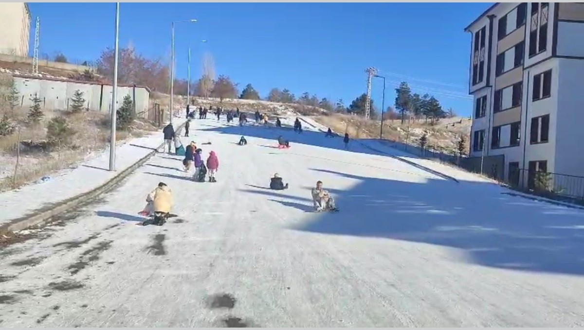 Erzincan'da dondurucu soğuğa rağmen çocukların kızak sevinci