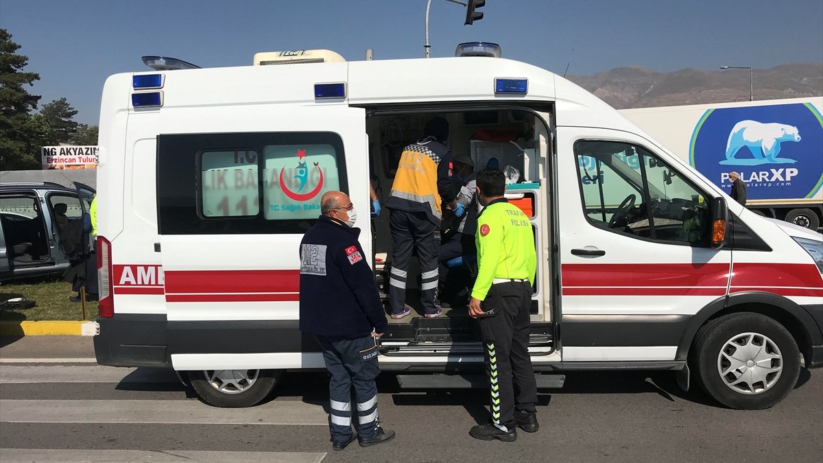 Erzincan'da düğünden dönenlerin bulunduğu araç direğe çaptı: 4 yaralı