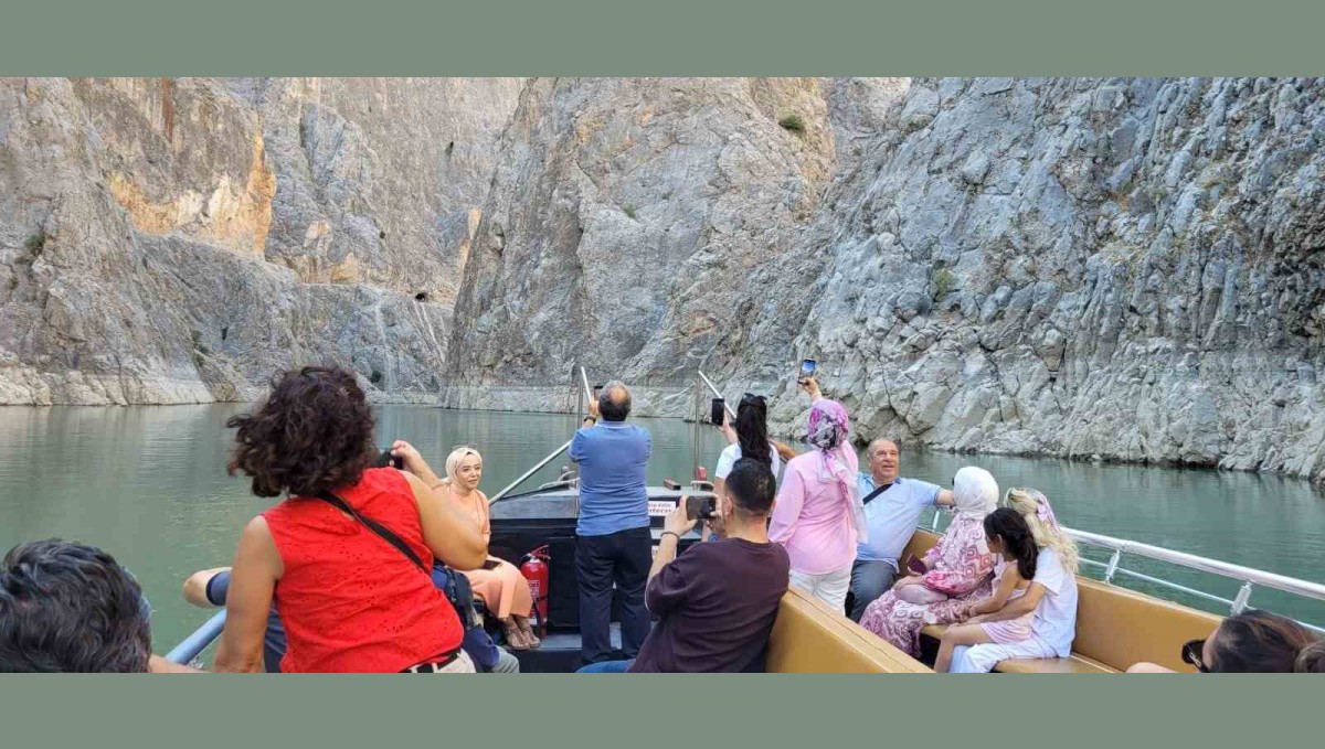 Erzincan'da dünyanın ikinci büyük kanyonunda tekne keyfi yapıp dağ keçilerini izliyorlar