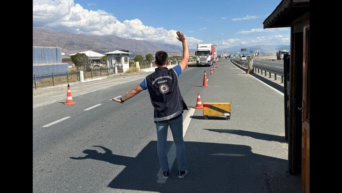 Erzincan'da "Düzensiz Göç ile Mücadeleye yönelik Huzur Uygulaması" yapıldı