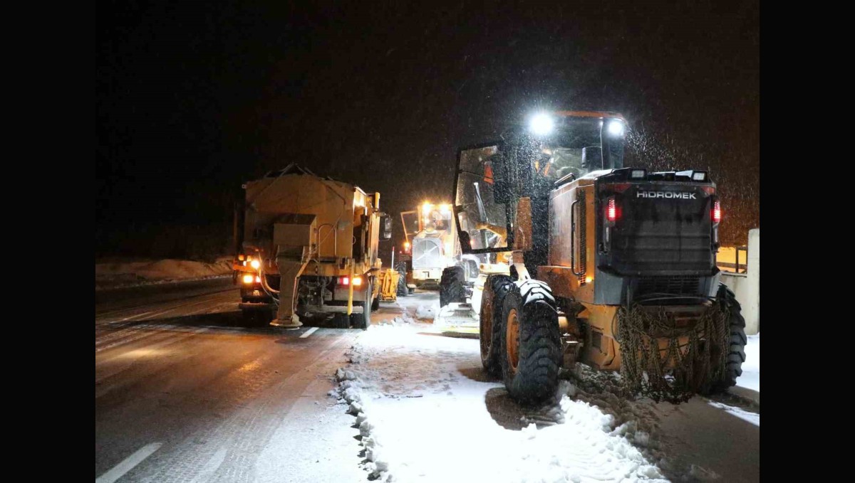 Erzincan'da ekim ayında kar ve tipi geçitlerde ulaşımı aksattı