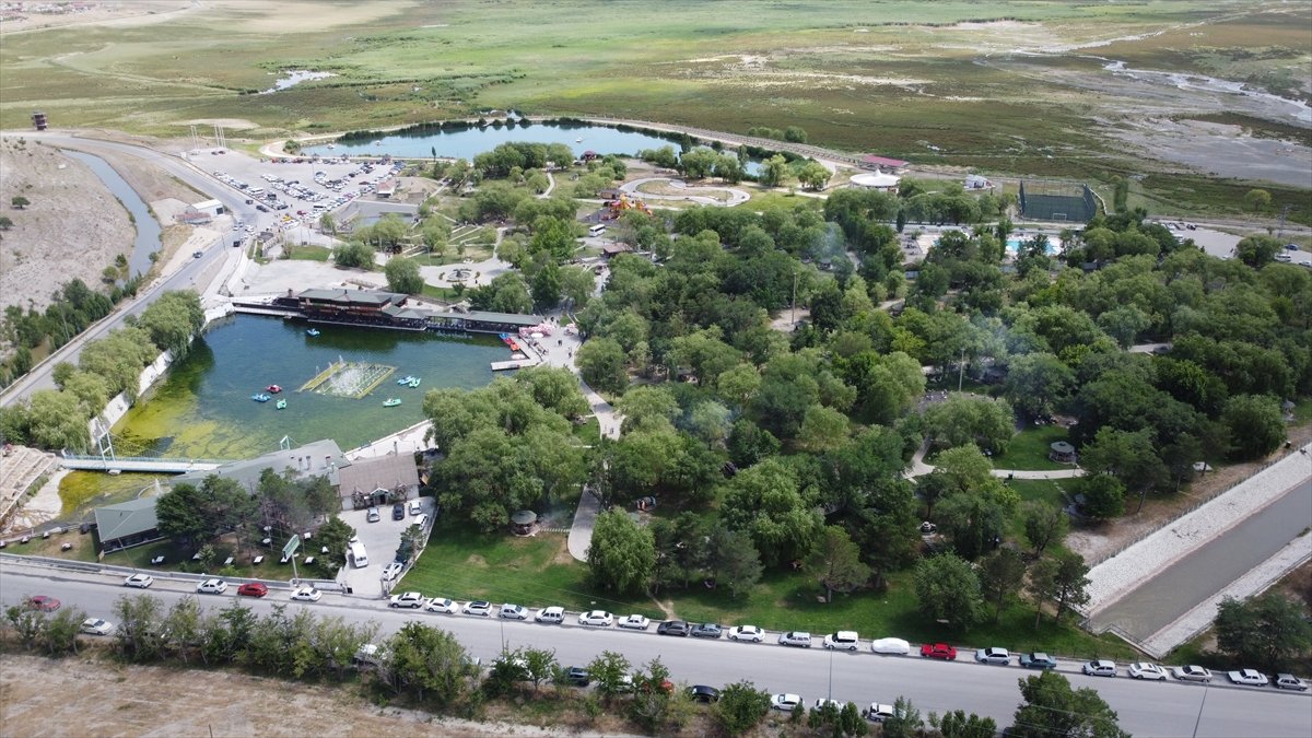 Erzincan'da Ekşisu mesire alanında bayram tatili yoğunluğu yaşanıyor