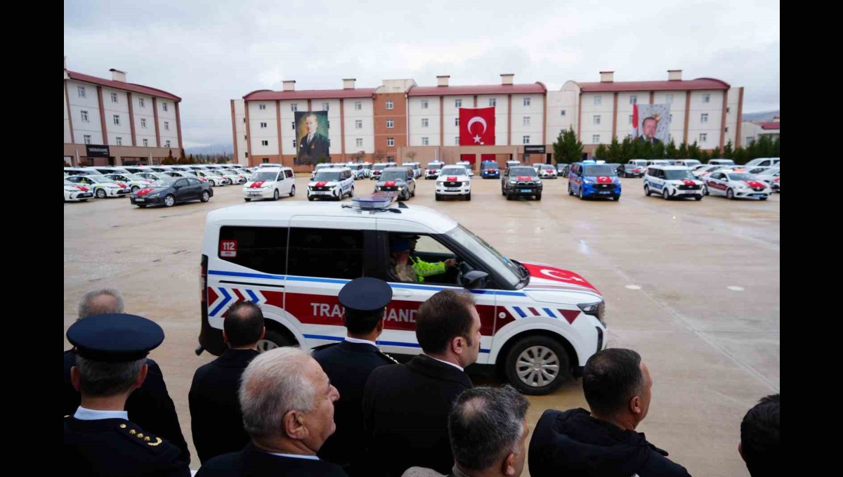 Erzincan'da emniyet ve jandarmaya 122 yeni hizmet aracı teslim edildi