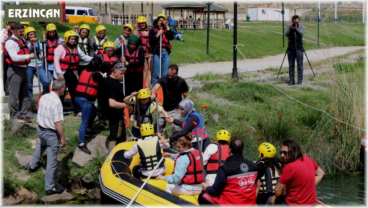 Erzincan'da engelli bireylere yönelik paraşüt ve rafting etkinliği renkli görüntüler oluşturdu