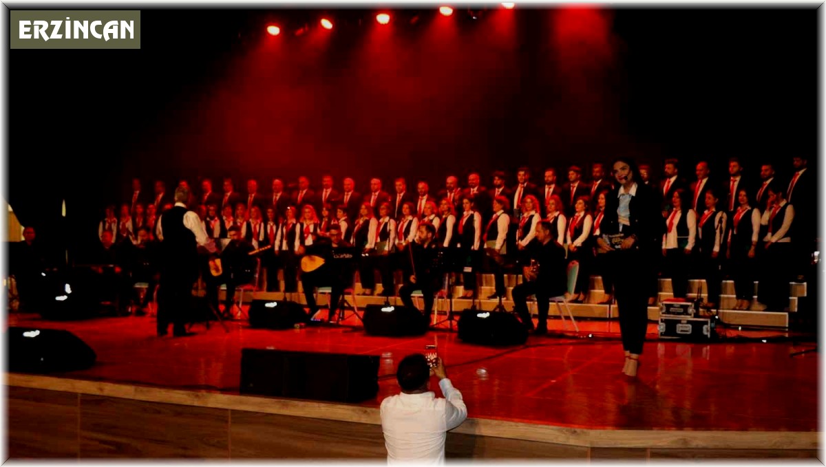 Erzincan'da farklı meslek gruplarından insanların bir araya geldiği "Kardeşlik Korosu" ilk konserini verdi