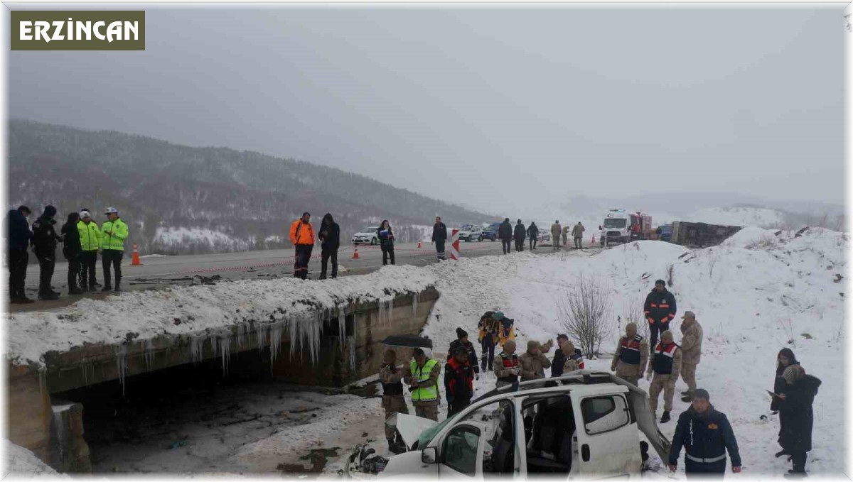 Erzincan'da Fiat marka hafif ticari araç ile midibüs çarpıştı: 1 ölü, 6'ı asker 9 yaralı