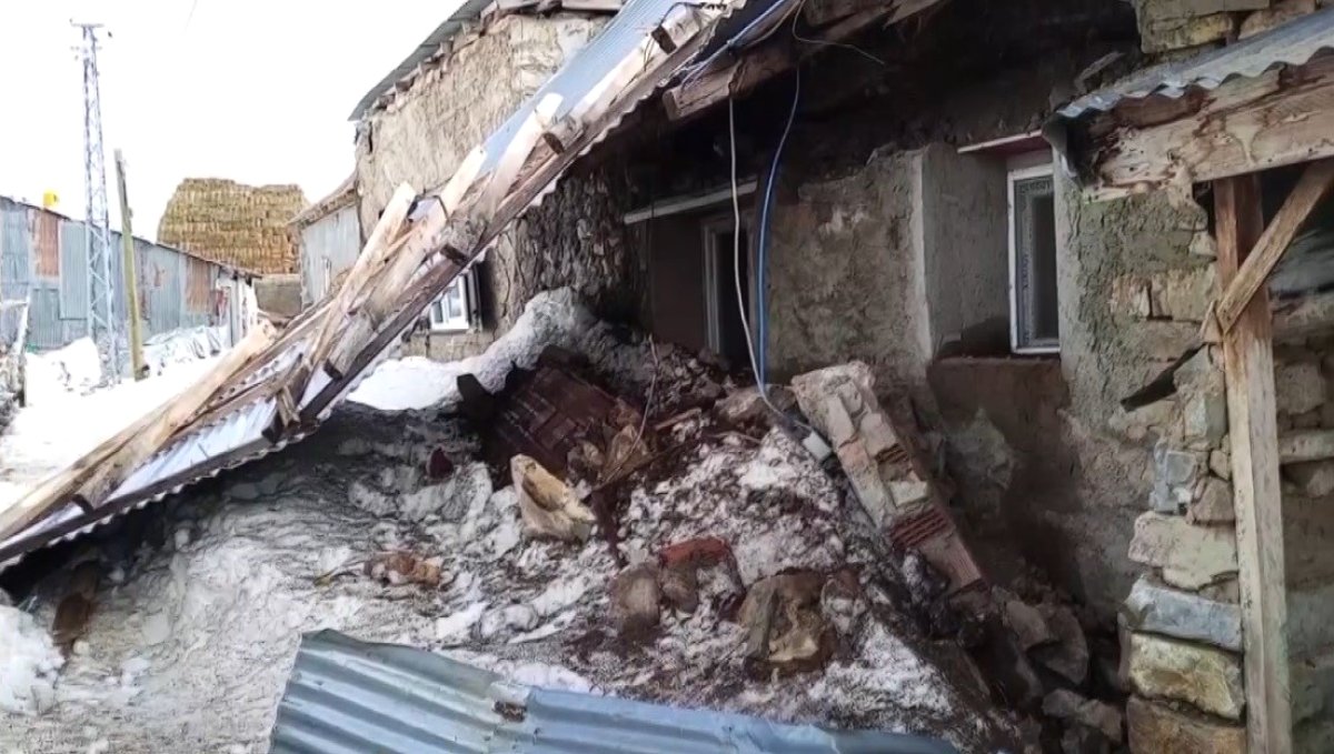 Erzincan'da fırtına çatıları uçurdu