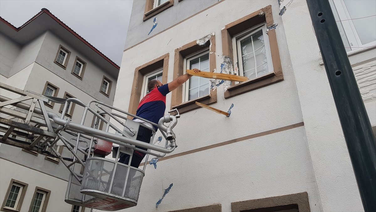 Erzincan'da fırtına çatıları uçurdu, ağaç dalları araçların üzerine düştü