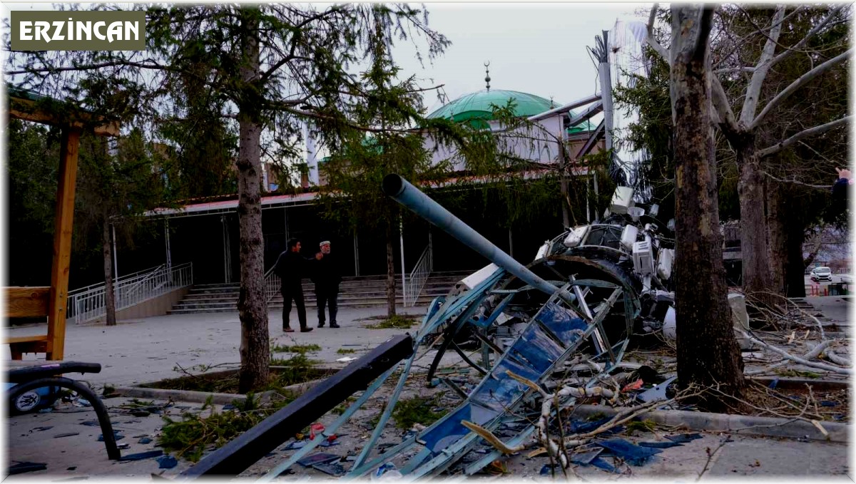 Erzincan'da fırtına minareyi devirdi, çatıları uçurdu