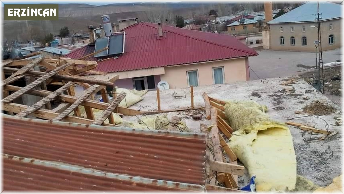 Erzincan'da fırtına sonrası oluşan hortum çatıları uçurdu