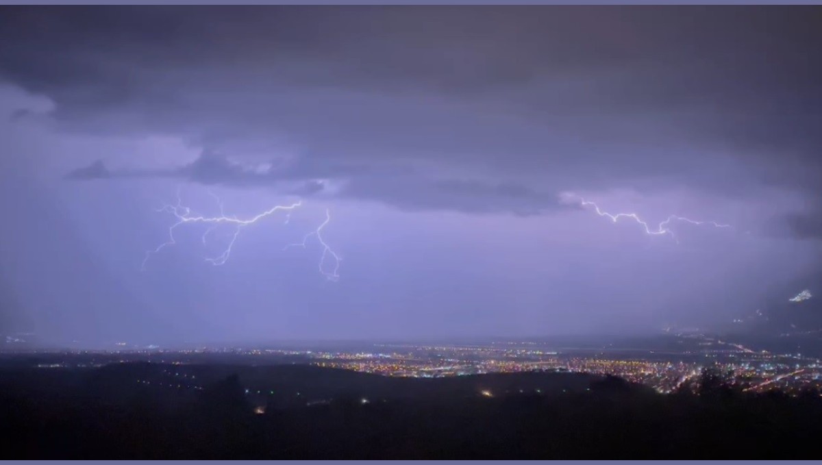 Erzincan'da geceyi aydınlatan şimşek ve yıldırımlar kamerada