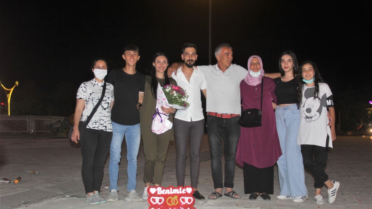 Erzincan'da genç adamdan kız arkadaşına meydanda sürpriz evlilik teklifi