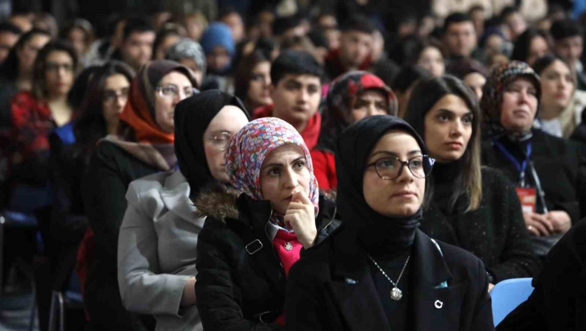 Erzincan'da gençler çalıştayda bir araya geldi