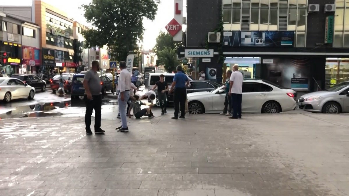 Erzincan'da gençlerin tartışması tekme tokatlı kavgaya dönüştü