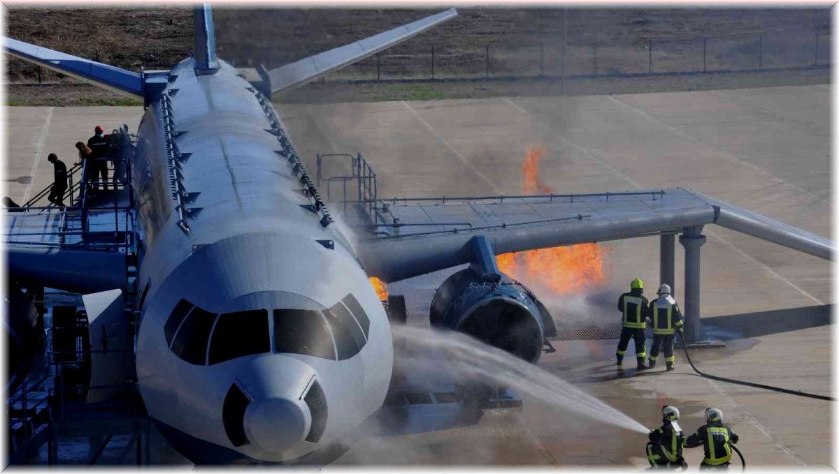 Erzincan'da gerçeği aratmayan uçak kazası tatbikatı