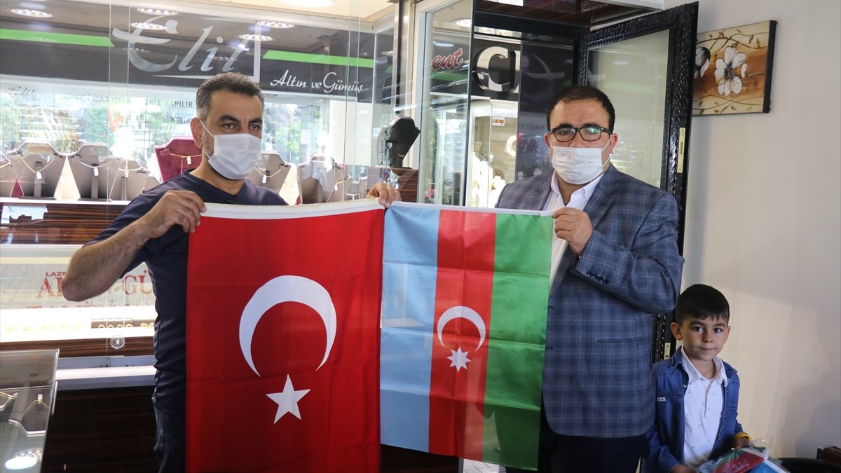 Erzincan'da gönüllü gençler esnafa Türkiye ve Azerbaycan bayrakları dağıttı