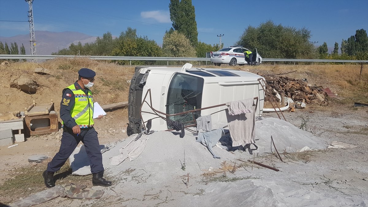 Erzincan'da hafif ticari araç devrildi: 4 yaralı
