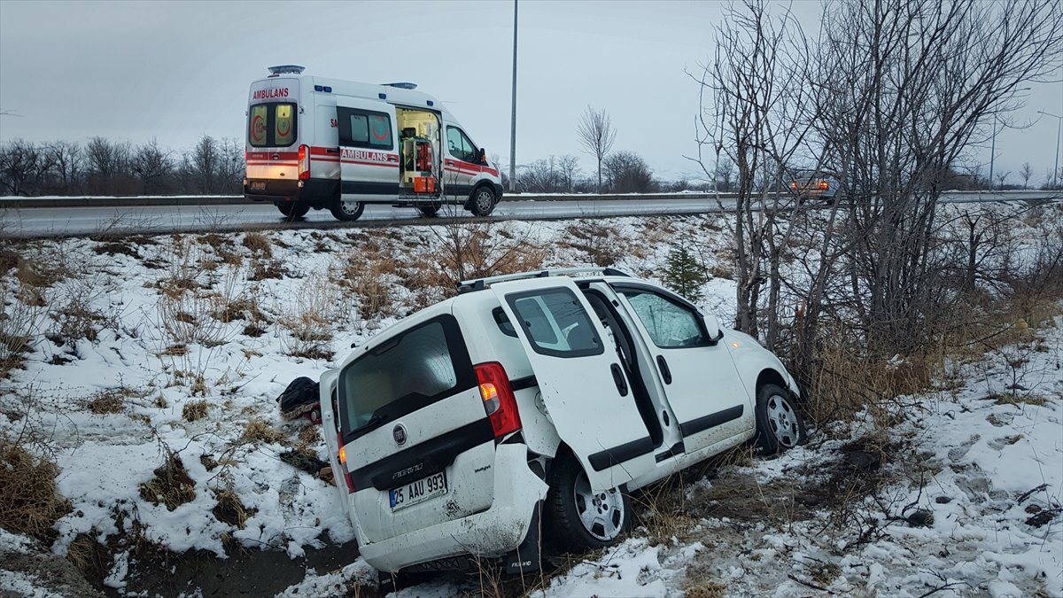 Erzincan'da hafif ticari araç devrildi: 5 yaralı