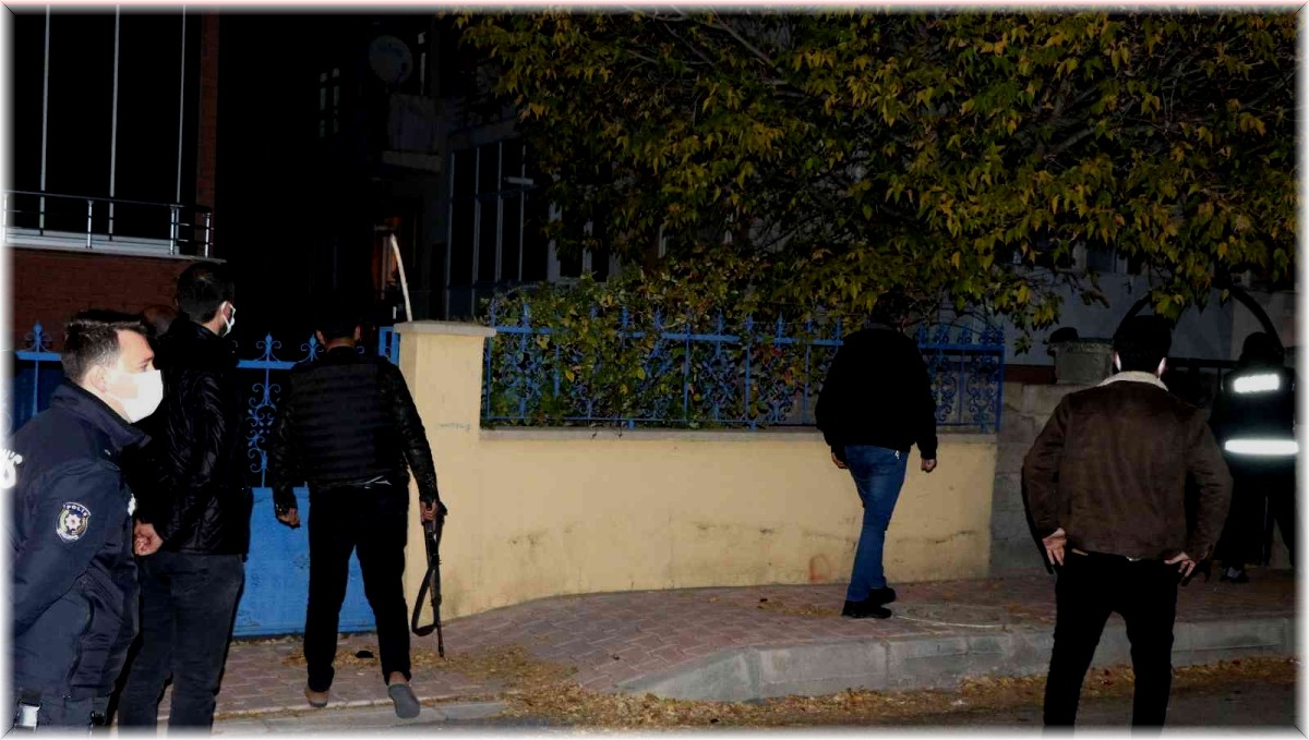 Erzincan'da hareketli gece: Balkondan rastgele ateş açan alkollü şahıs, polisin operasyonuyla etkisiz hale getirildi