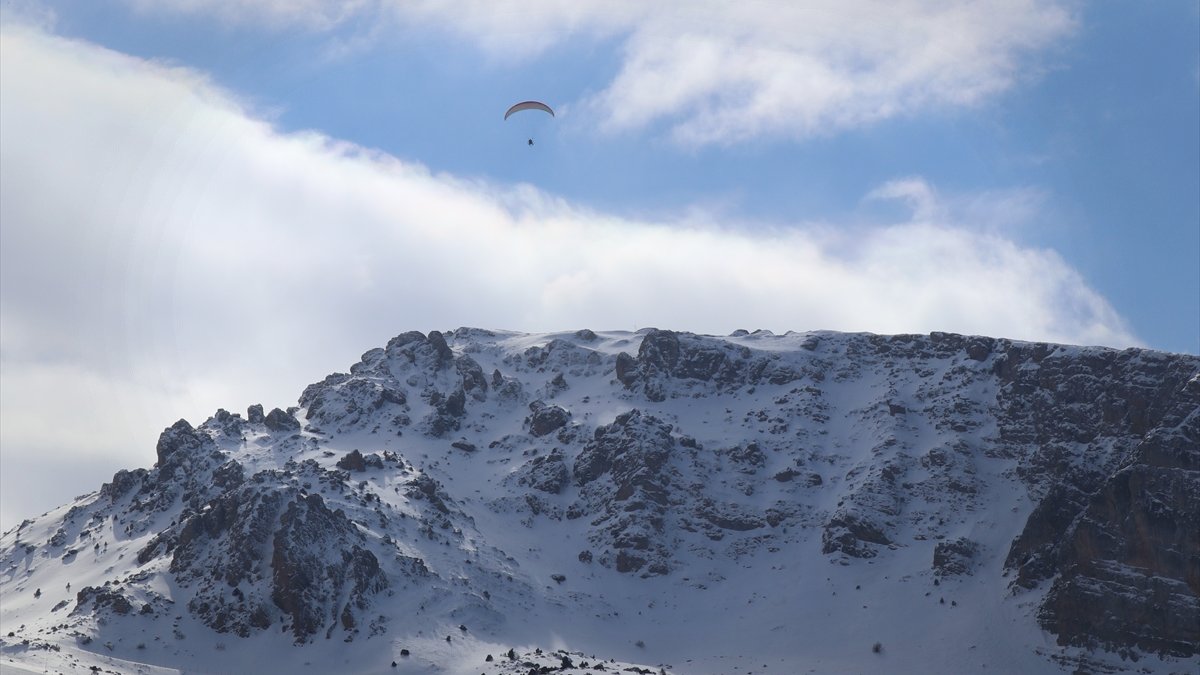 Erzincan'da hızı saatte 150 kilometreyi aşan "serbest atlayış" nefesleri kesti
