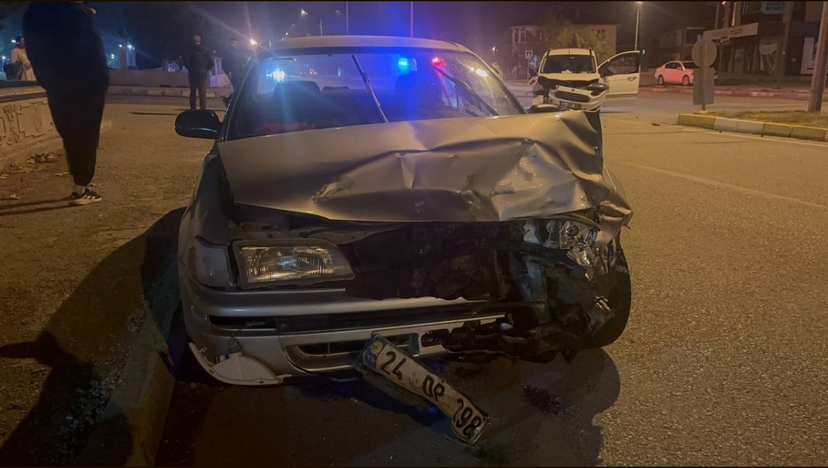 Erzincan'da iki araç kafa kafaya çarpıştı: 3 yaralı