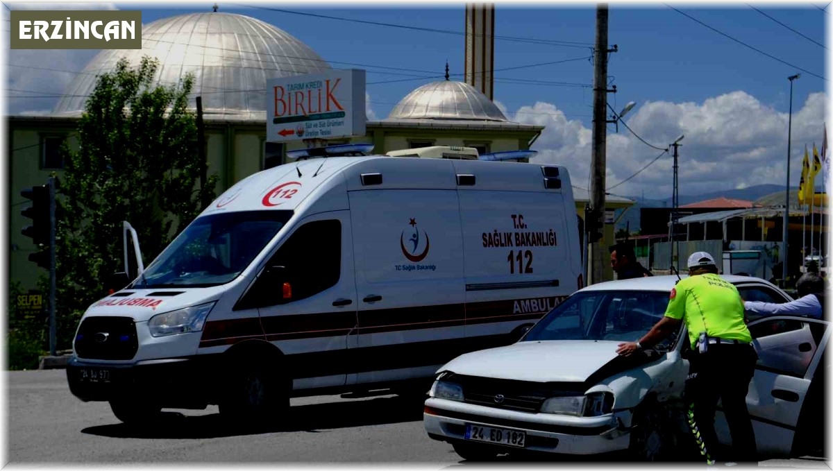 Erzincan'da iki ayrı trafik kazasında 6 kişi yaralandı