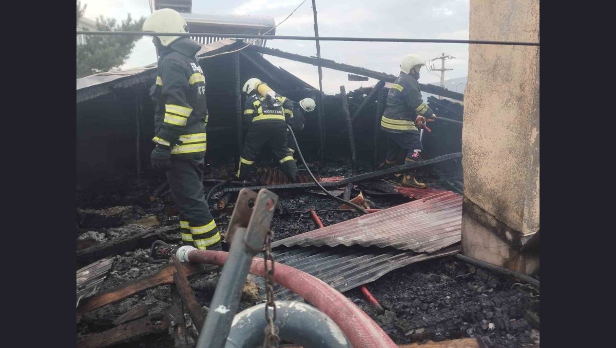 Erzincan'da iki katlı evin çatısı yandı