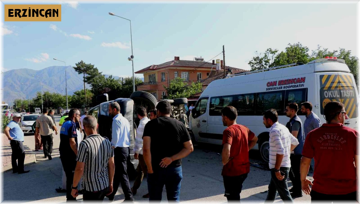 Erzincan'da iki minibüs çarpıştı: 7 yaralı