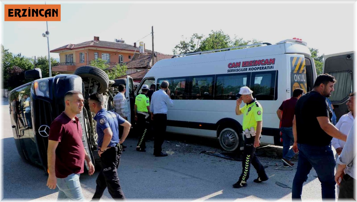Erzincan'da iki minibüs çarpıştı: 7 yaralı