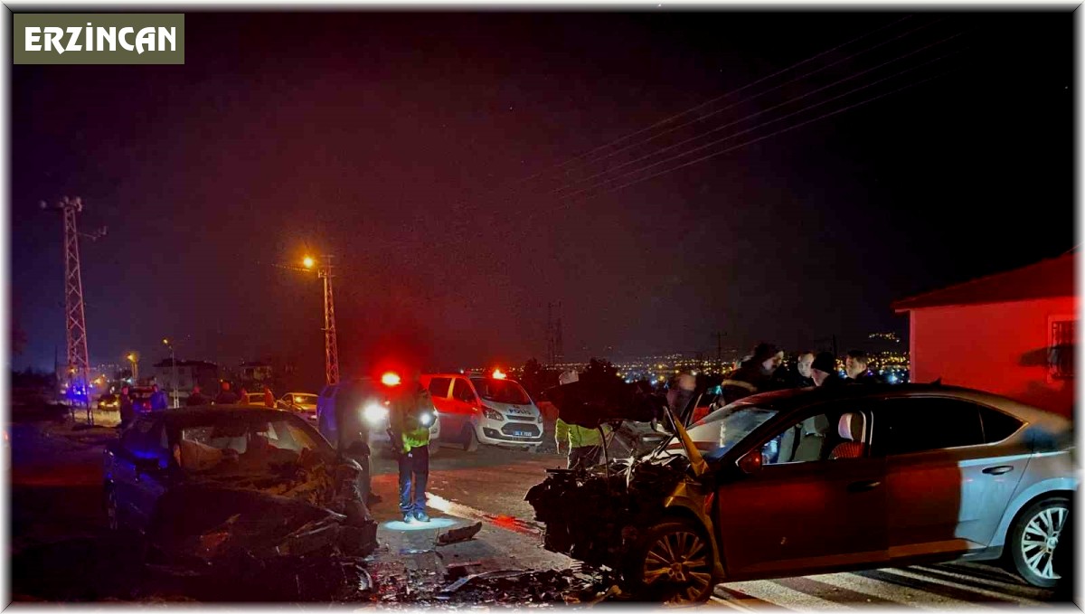Erzincan'da iki otomobil çarpıştı: 1'i ağır 3 yaralı