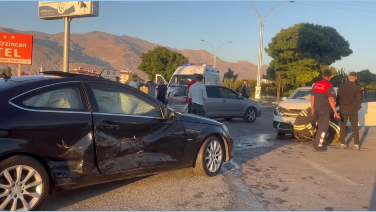 Erzincan'da iki otomobil çarpıştı: 2 yaralı