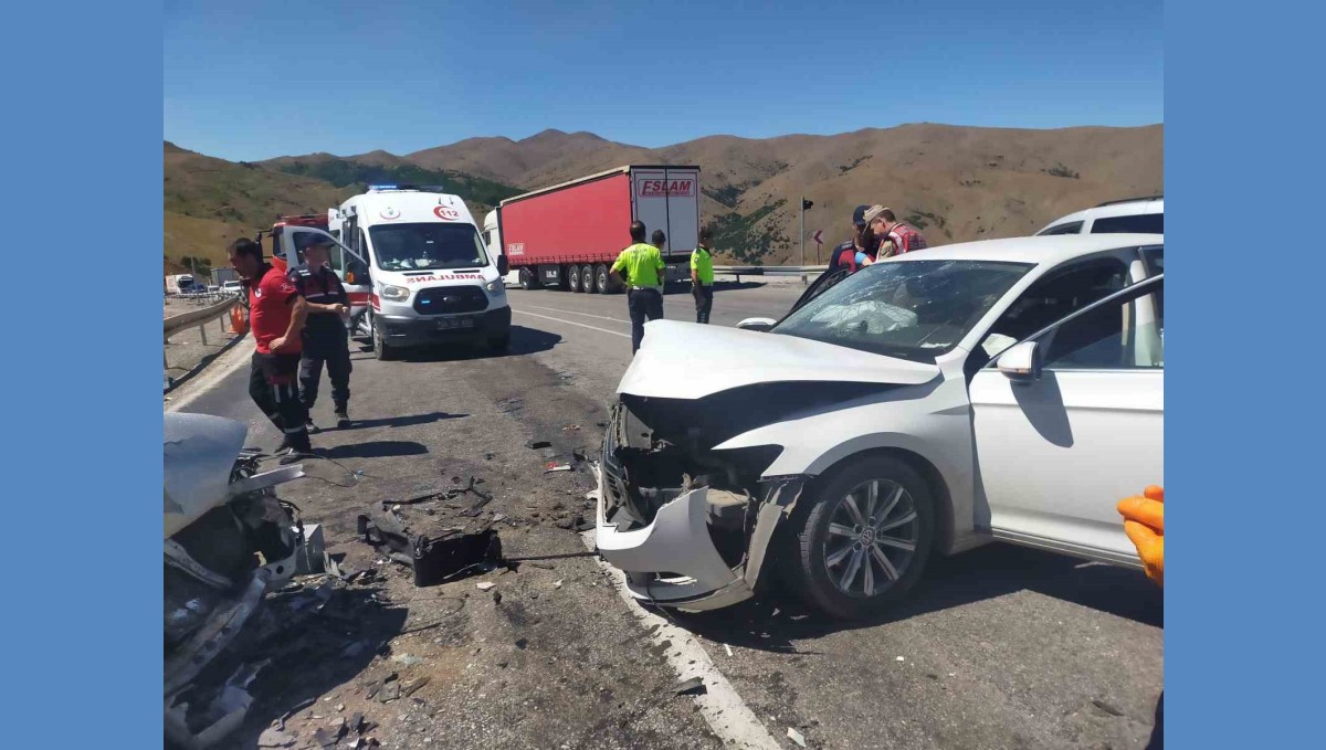 Erzincan'da iki otomobil çarpıştı: 3 kişi ölü, 6 kişi yaralandı