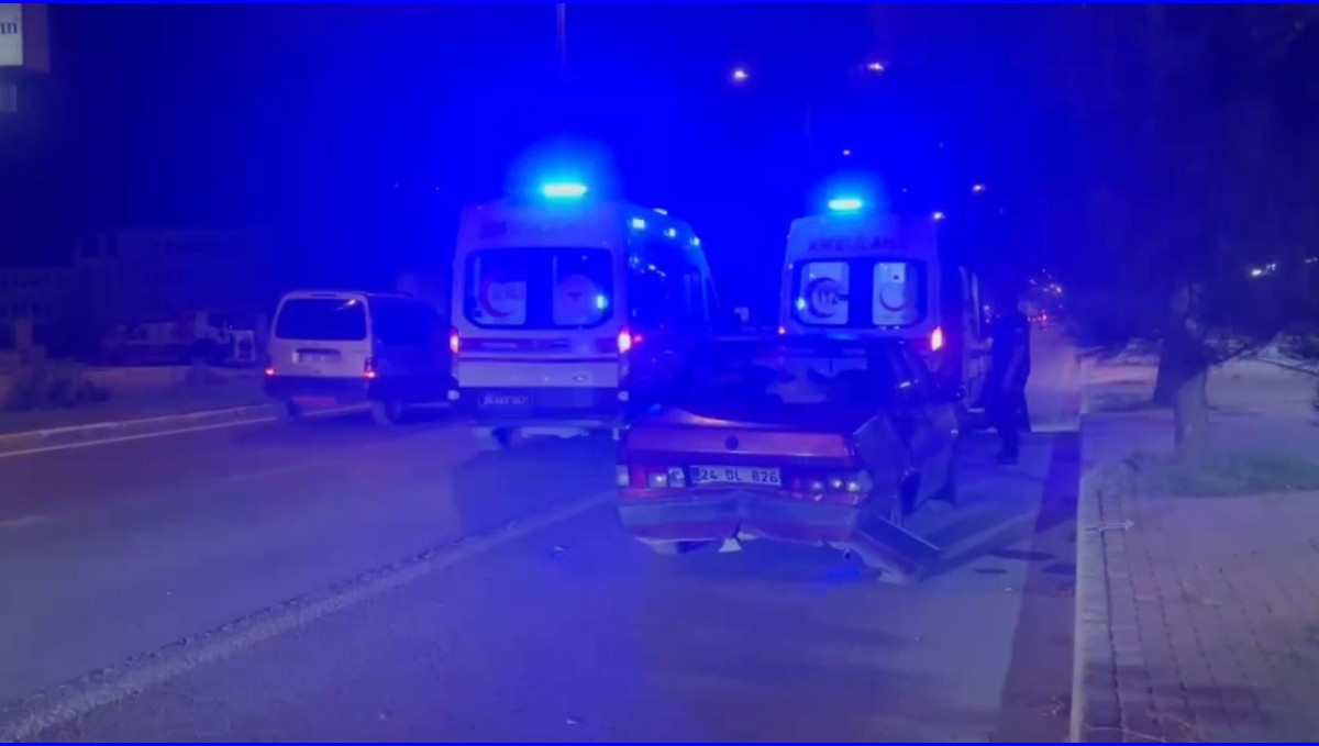 Erzincan'da iki otomobil çarpıştı: 3 yaralı