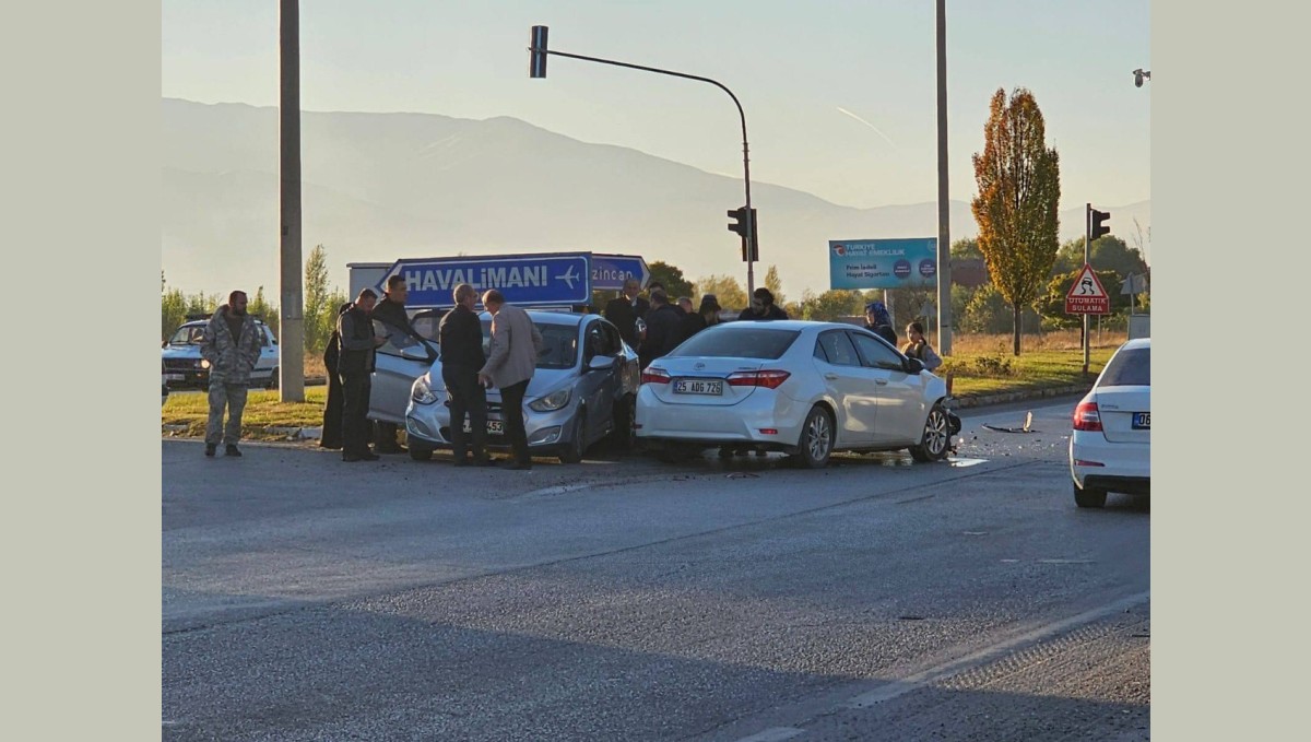 Erzincan'da iki otomobil çarpıştı: 5 yaralı