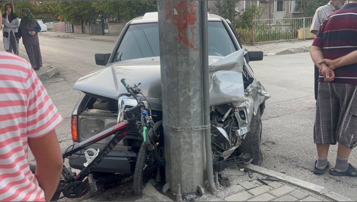 Erzincan'da iki otomobil çarpıştı, yoldan geçen bisikletli çocuk yaralandı