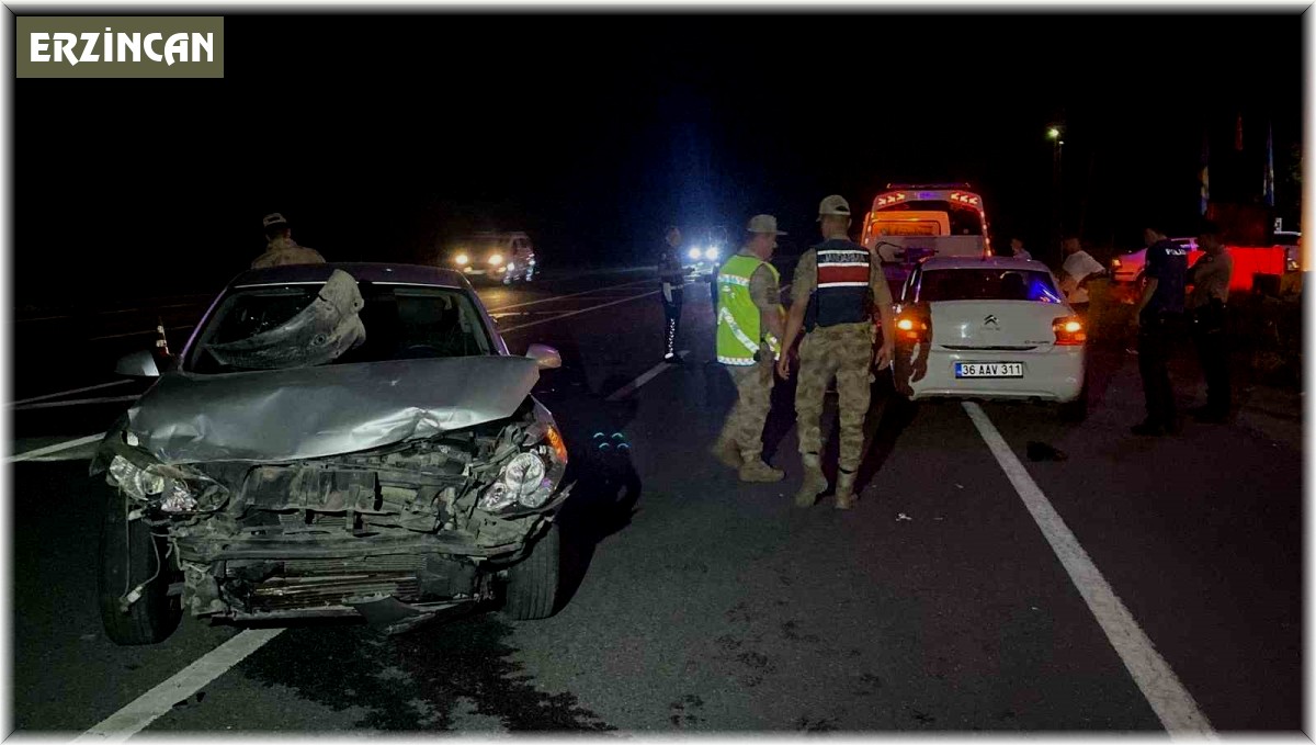 Erzincan'da iki otomobilin çarpıştığı kazada 12 kişi yaralandı