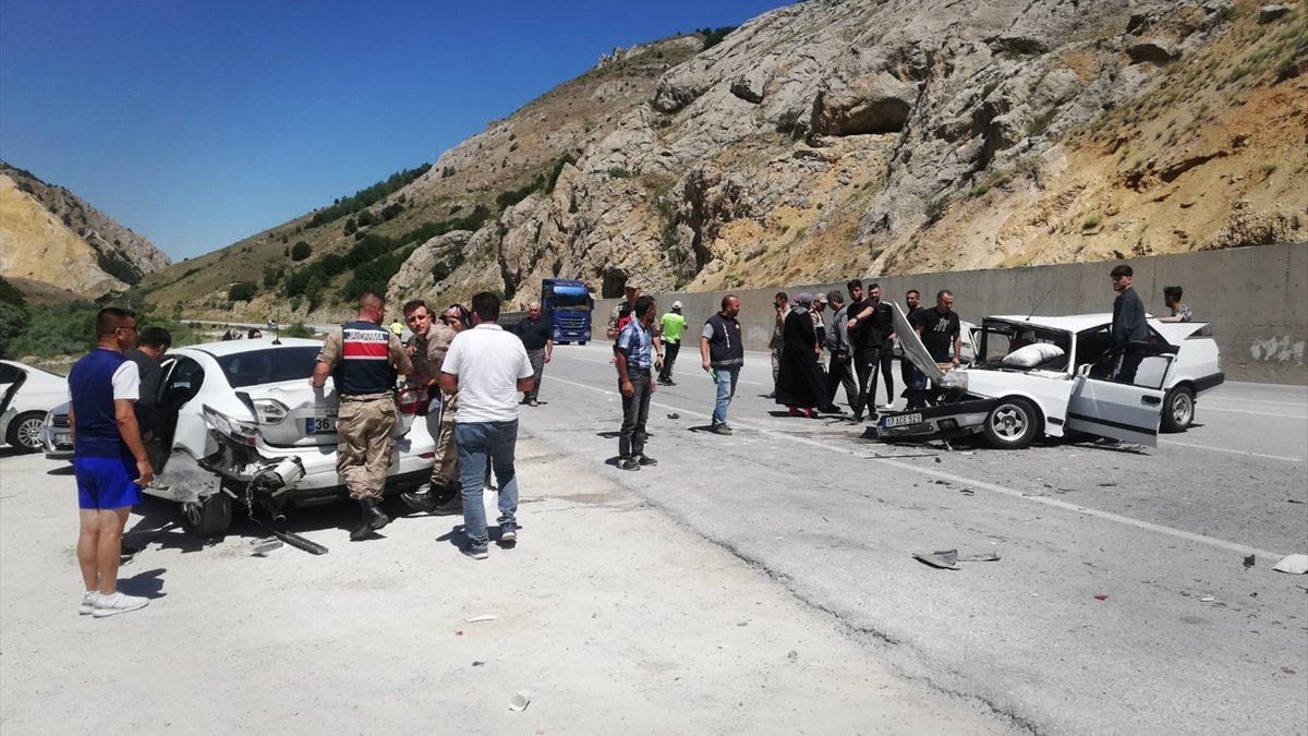 Erzincan'da iki otomobilin karıştığı trafik kazasında 5 kişi yaralandı