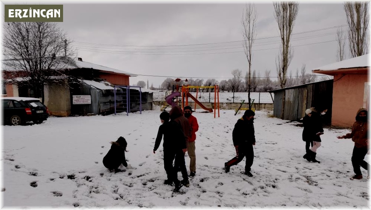 Erzincan'da ilçelere yağan karın keyfini çocuklar çıkardı