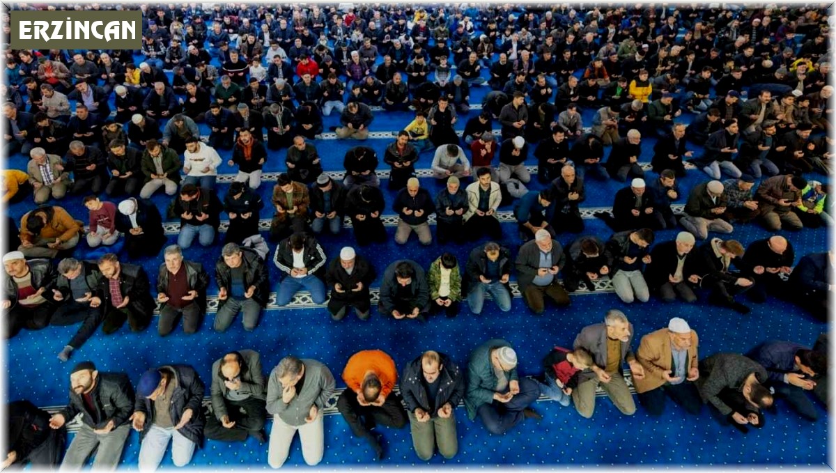 Erzincan'da ilk teravih namazında camiler doldu