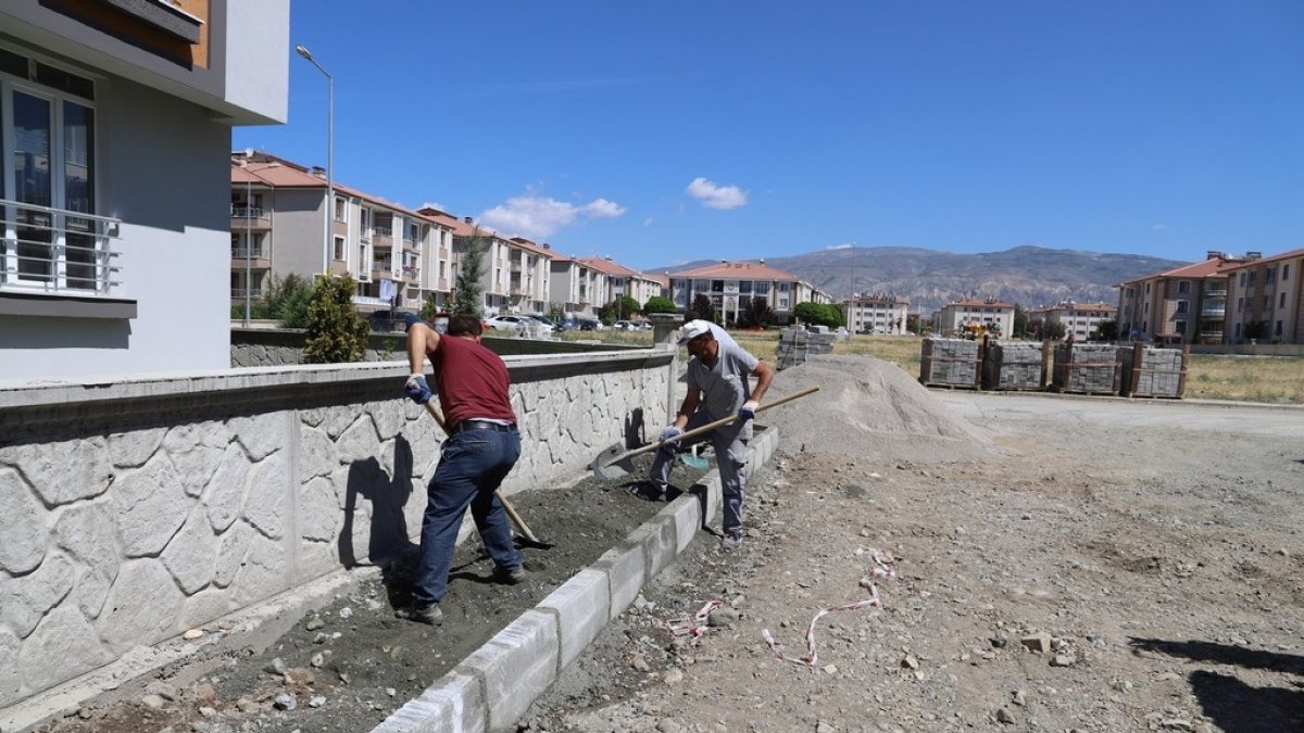 Erzincan'da imarlaşmanın başladığı kısımlarda kaldırım çalışmaları sürüyor