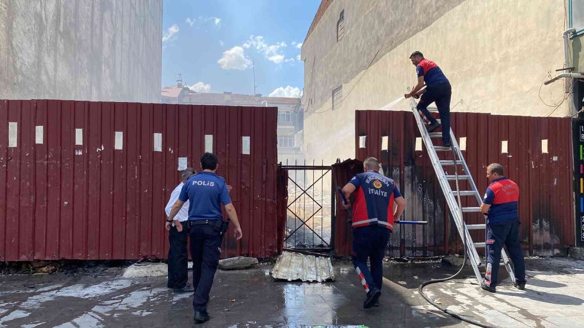 Erzincan'da işlek caddede çıkan yangın korkuttu