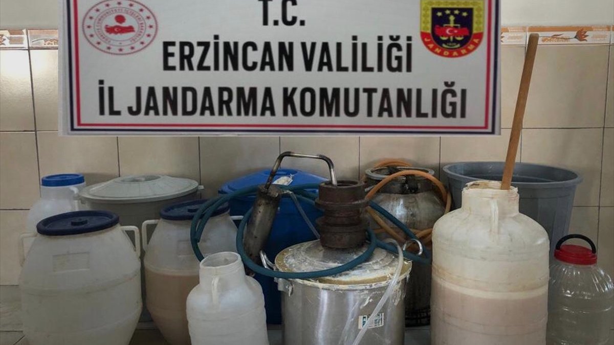 Erzincan'da jandarma ekipleri 205 litre sahte içki ele geçirdi