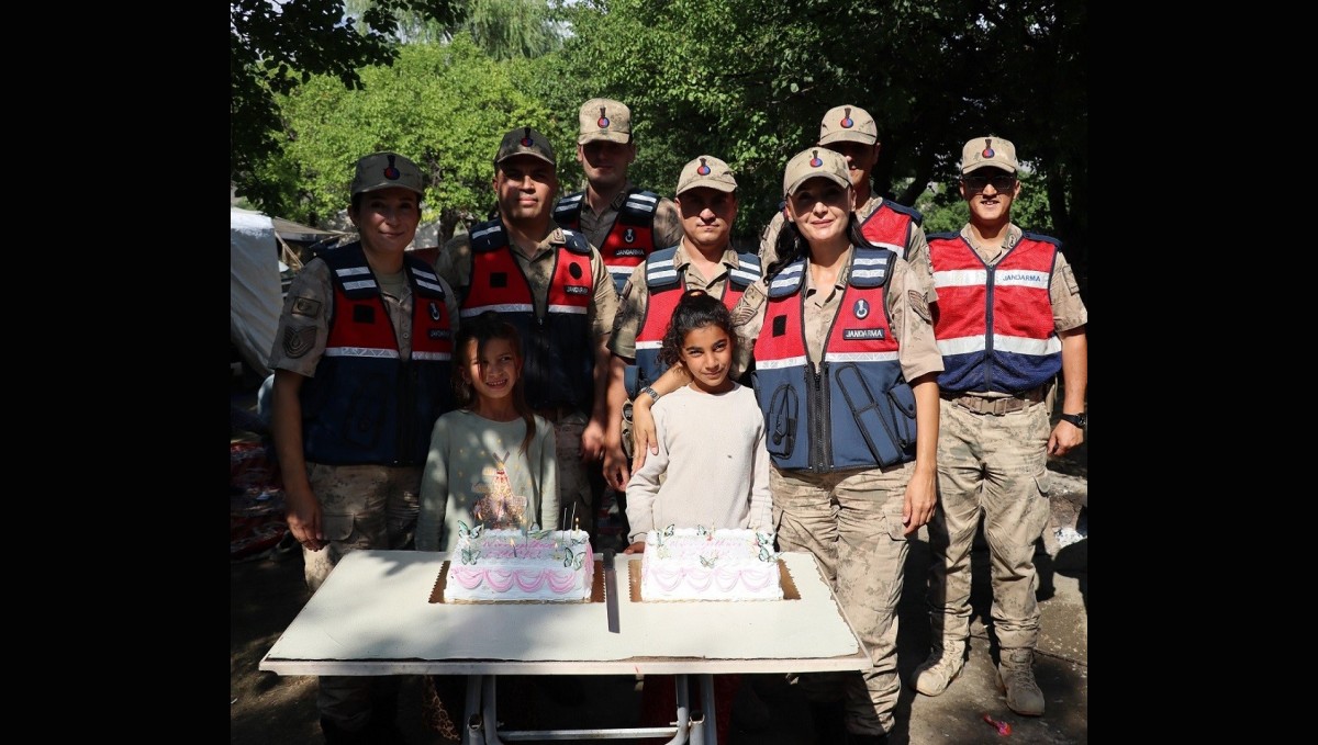 Erzincan'da jandarmadan minik kalplere doğum günü sürprizi