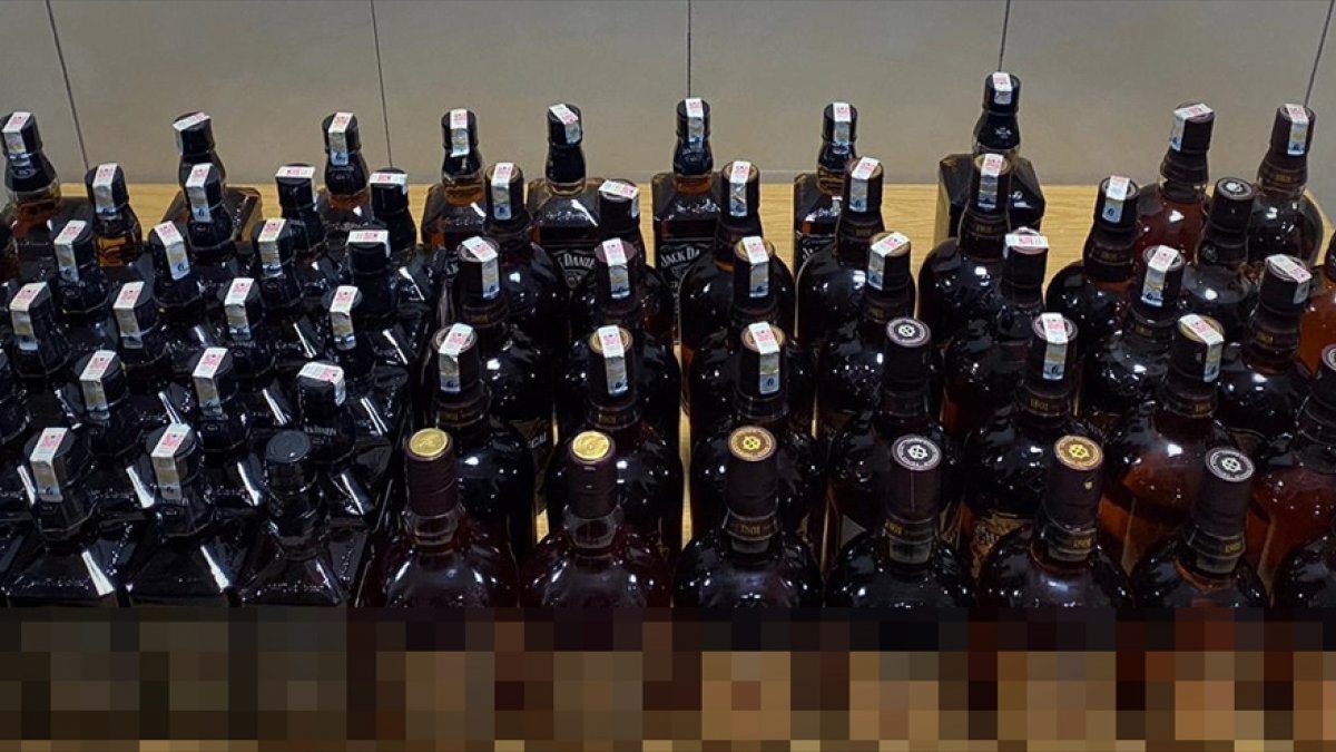 Erzincan'da jandarmanın durdurduğu hafif ticari araçta 66 şişe sahte içki ele geçirildi